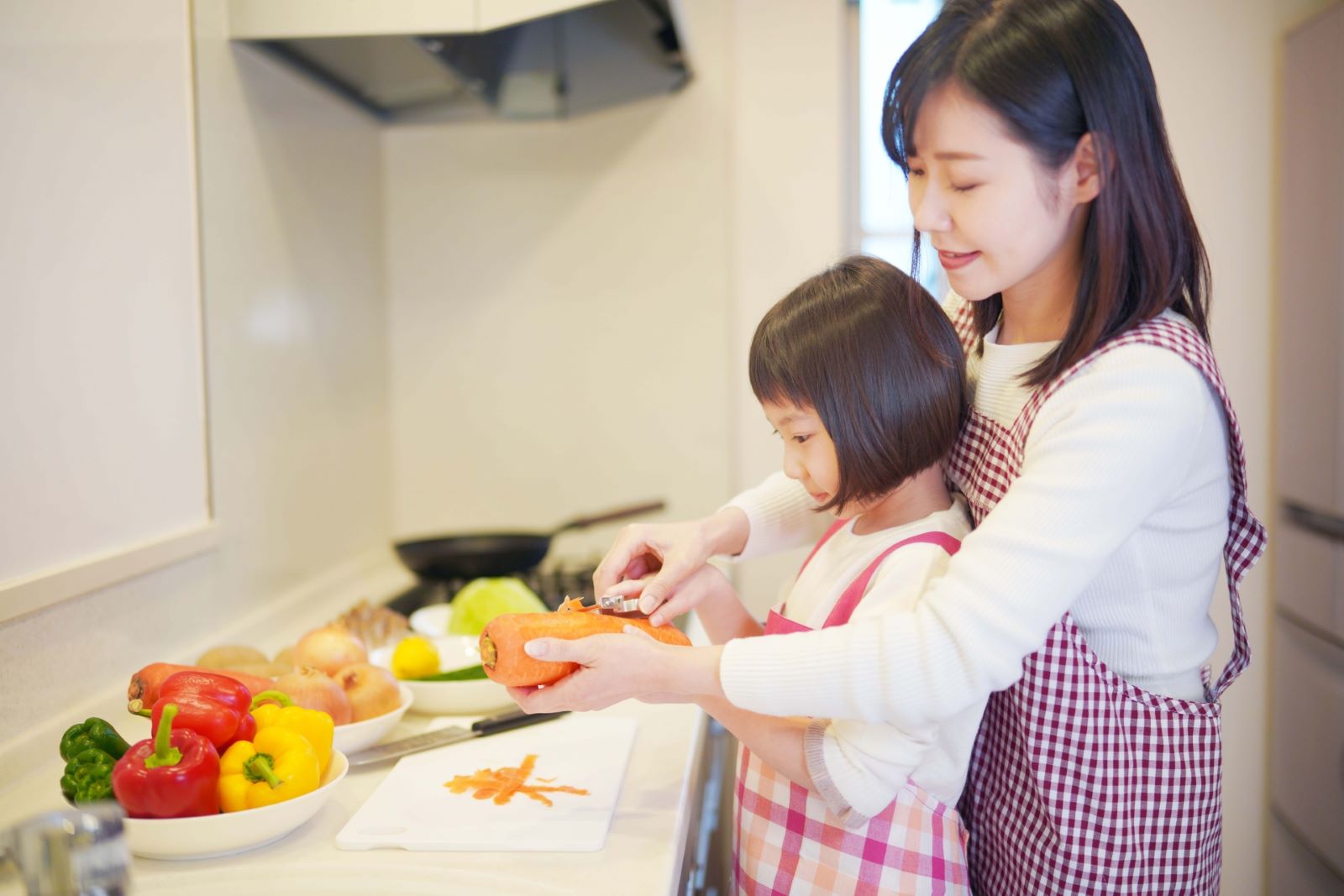 エコクッキングに取り組むお母さんと女の子