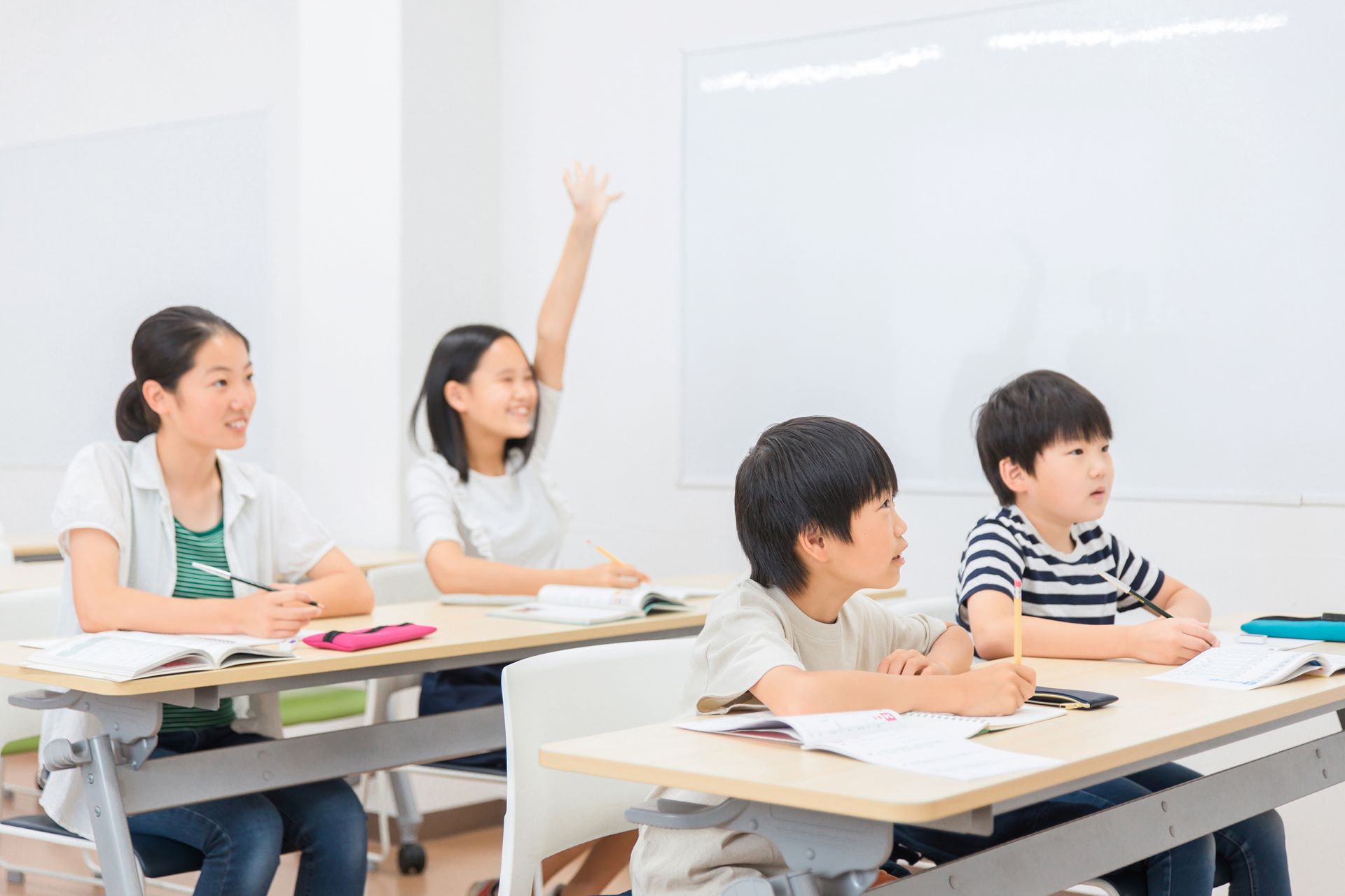 出前授業で施設見学をする小学生